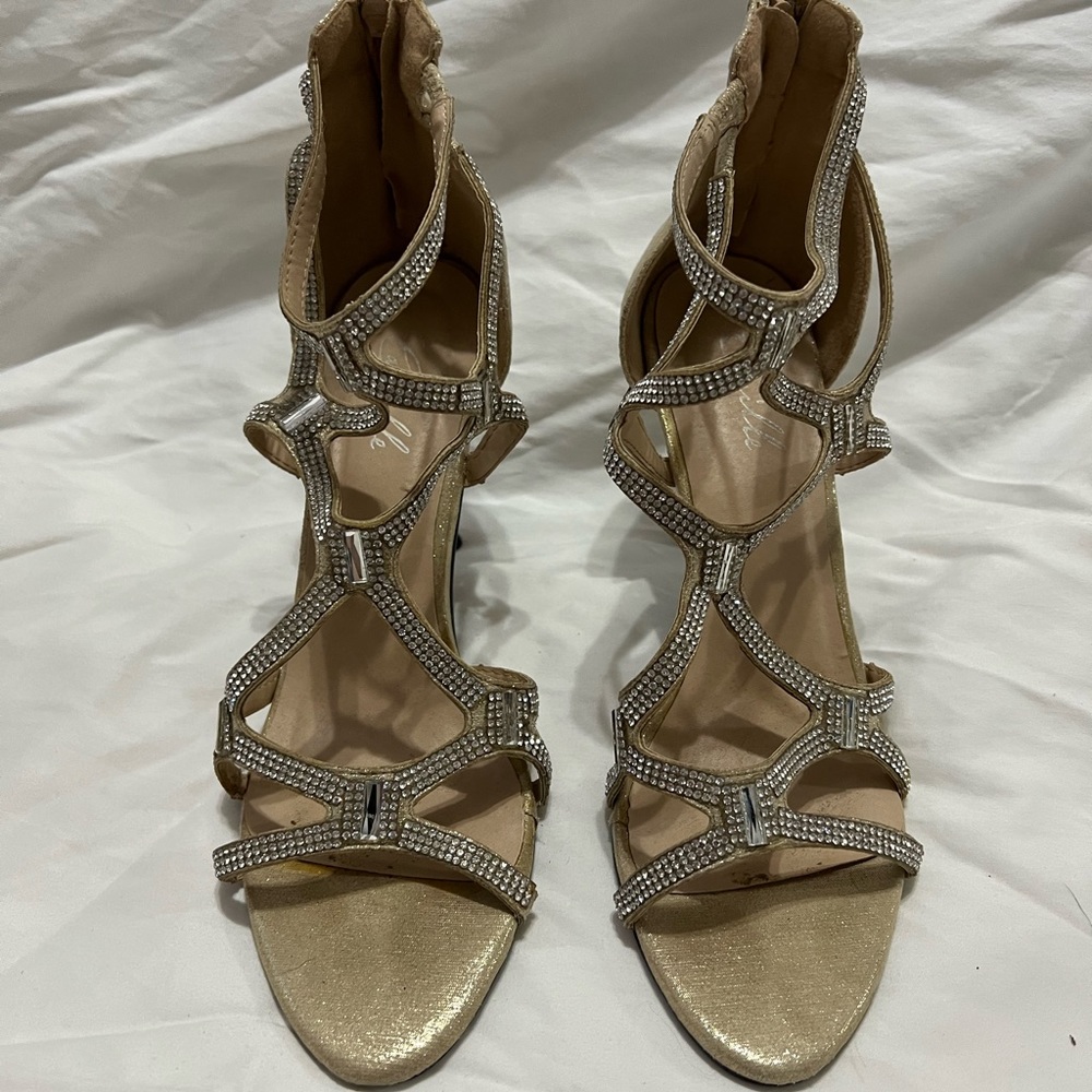 Elegant rhinestone heals in great condition only worn once for a few hours.